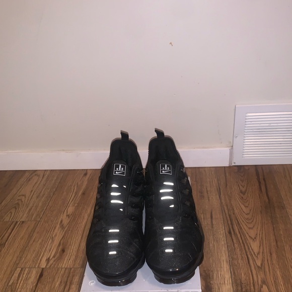 size 12 NIKE AIR VAPORMAX PLUS BLACK / BLACK - DARK GREY - Picture 5 of 8